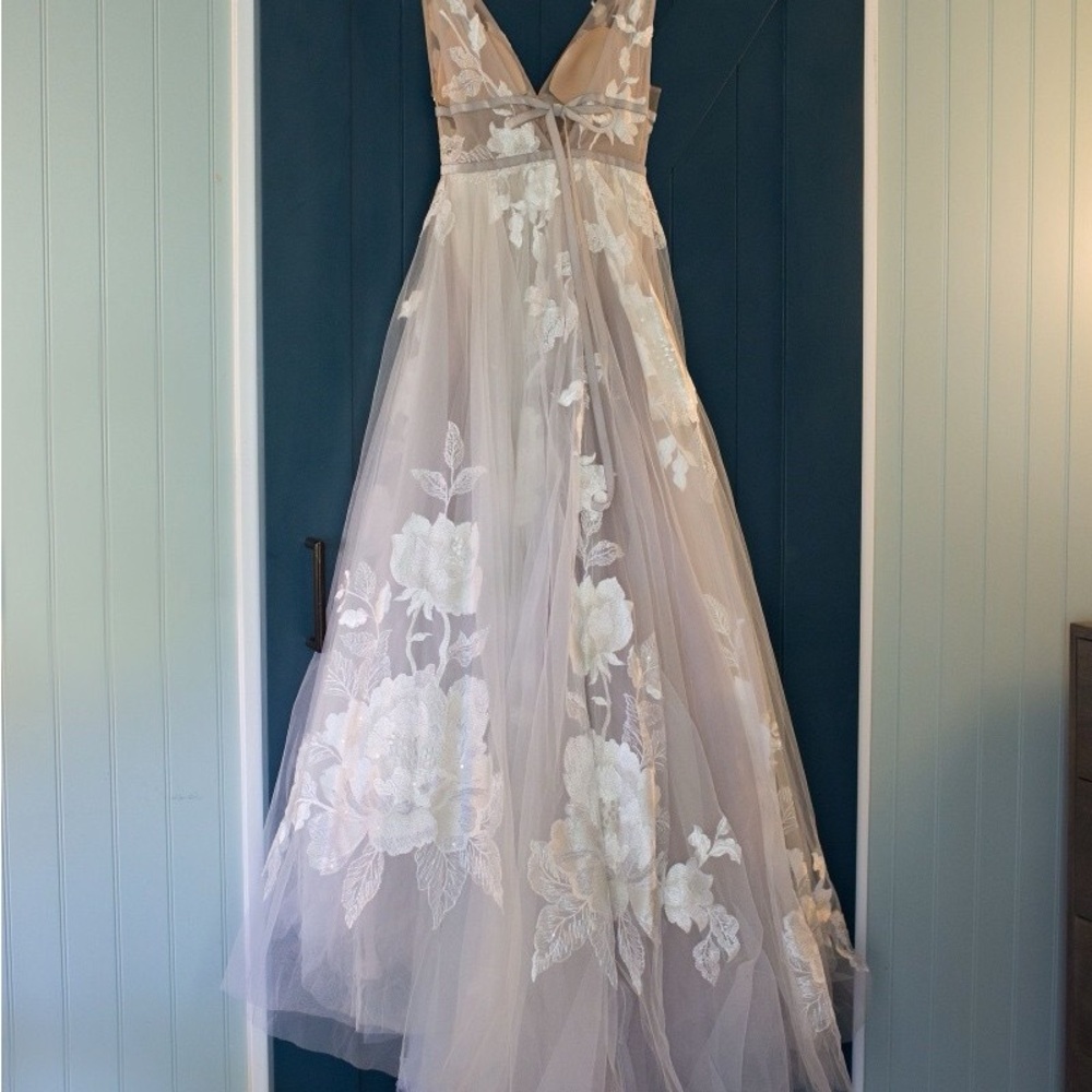 Elegant White Floral Gown - Picture 5 of 12